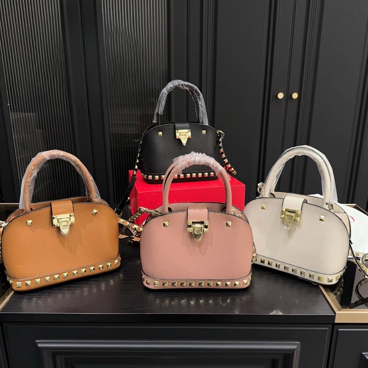 Va1e*ntin0 Garavani Rockstud Handbag In Grainy Brown 21Cm