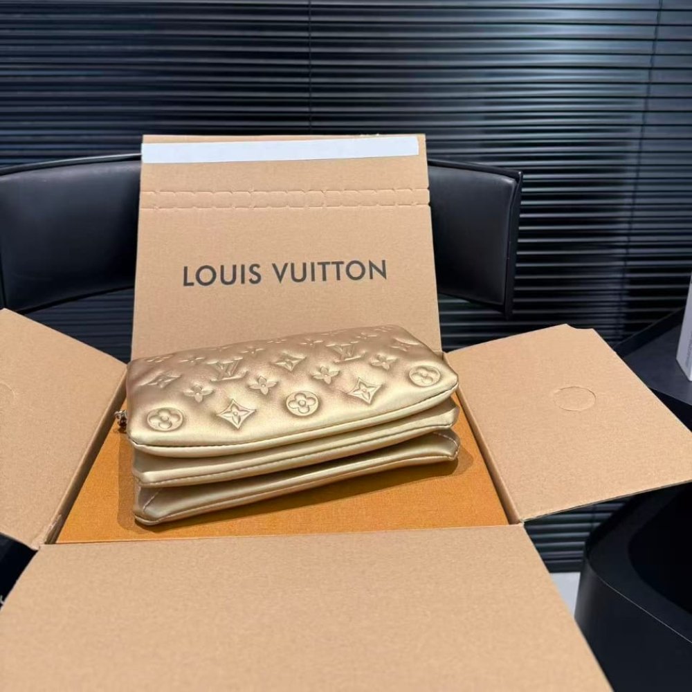 L0vis Vvtt0n Pochette Coussin Monogram Gold 20Cm M80999
