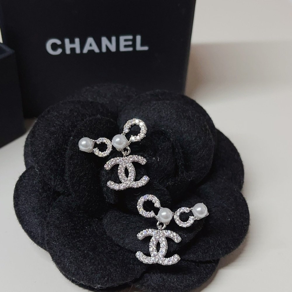 Ch**el Earings Pearly White And Crystal Silver Abf732 B20573 U0937