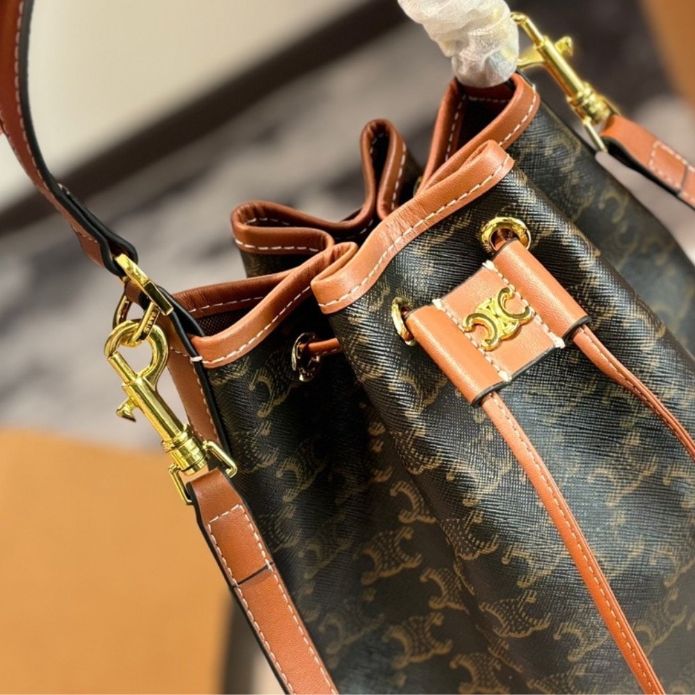 Ce1i*e Clara Triomphe Canvas Calfskin Brown 23Cm