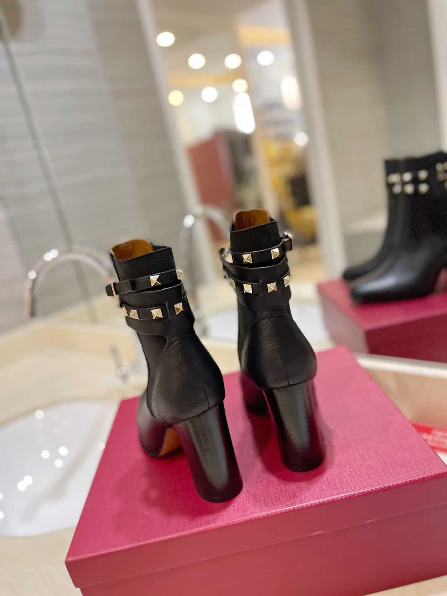 Va1e*ntin0 Garavani Rockstud Grainy Calfskin Ankle Boot Black 3W2S0P62Vce 0No