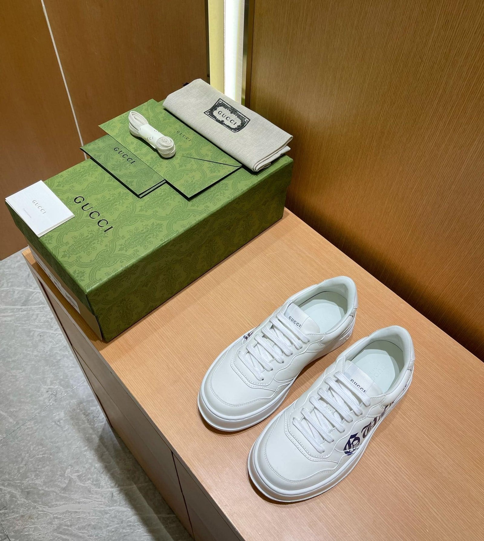 Gvc*1 Women’S Sneaker With Logo White 708267 Upg70 9000
